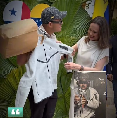 Yenvideo le regala a María Corina Machado el jacket que se volvió viral tras la aprehensión de Maduro +video