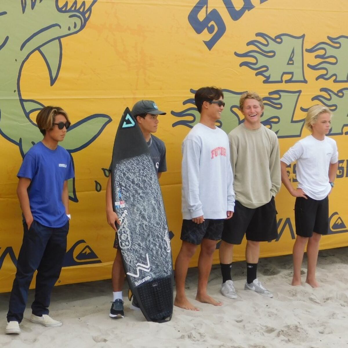 Surfista Elizondo pone la bandera panameña en alto