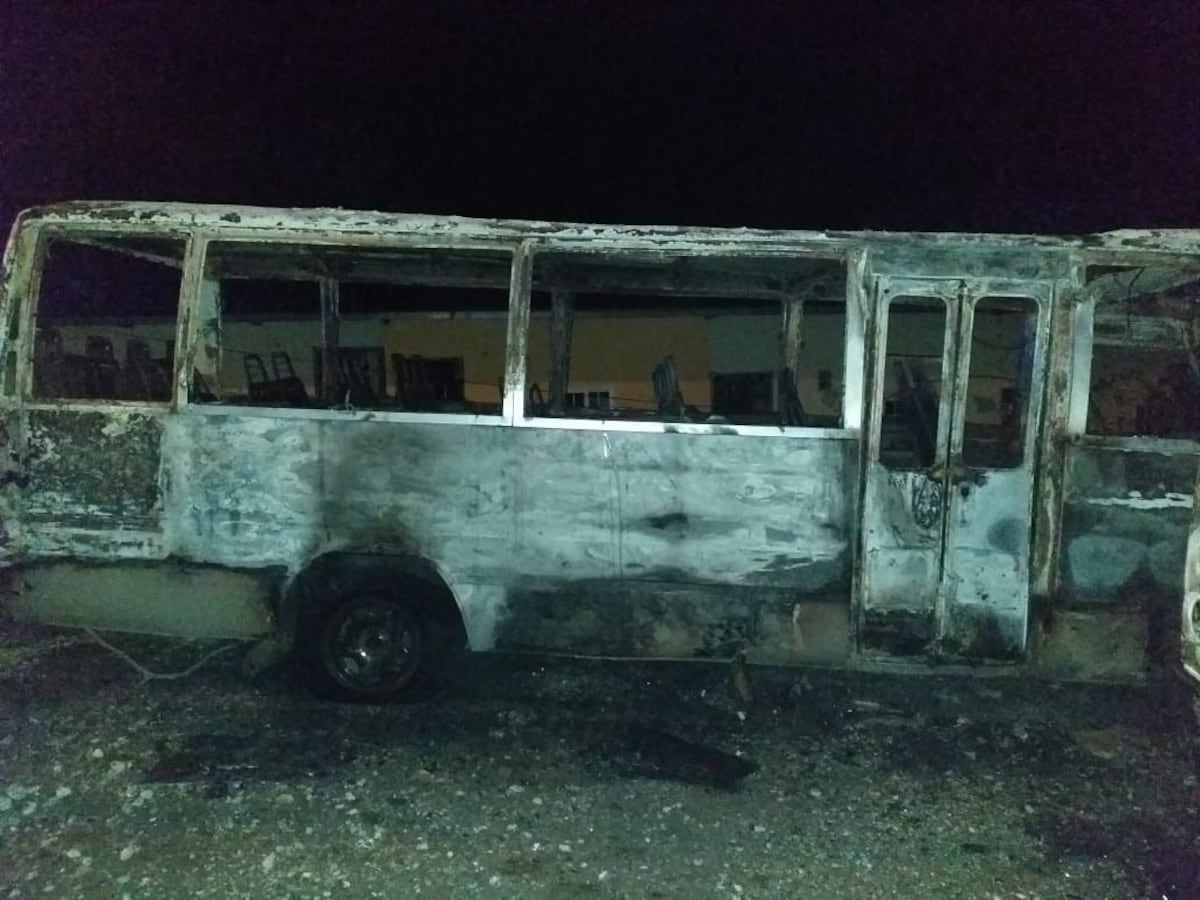 Tres buses colegiales fueron incendiados en la madrugada