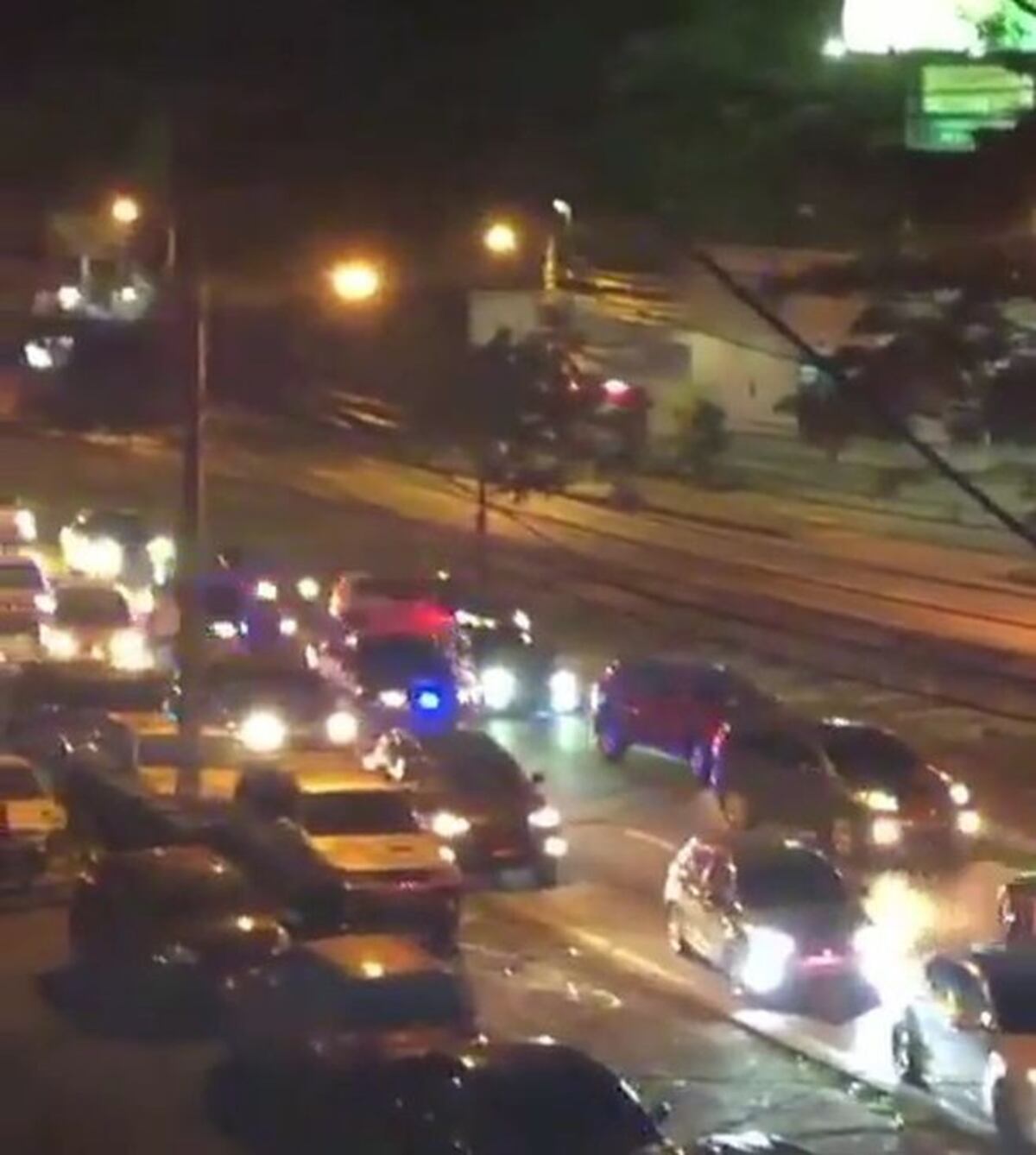 ¡De película! Persecución en la Tumba Muerto. Capturan a 2. Policía grave. Video