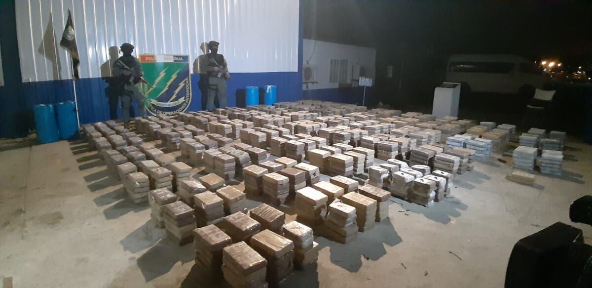 Descubren un bote hundido y un arsenal de drogas. Podría estar vinculado a una banda en Veracruz