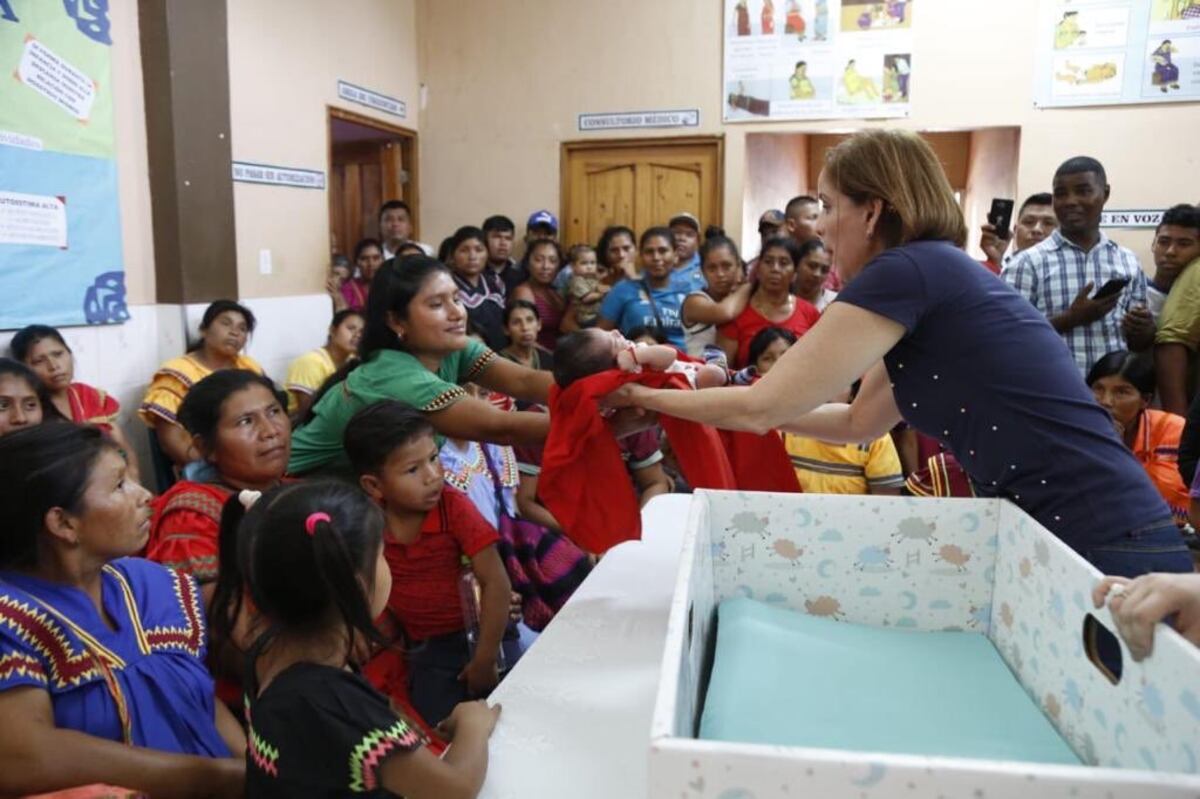 Redes explotan con las ‘cunas de cartón’ de la Primera Dama