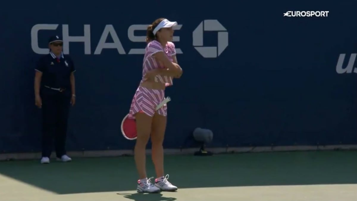 Sexismo. Tenista  se cambia de camiseta en partido y es regañada por árbitro
