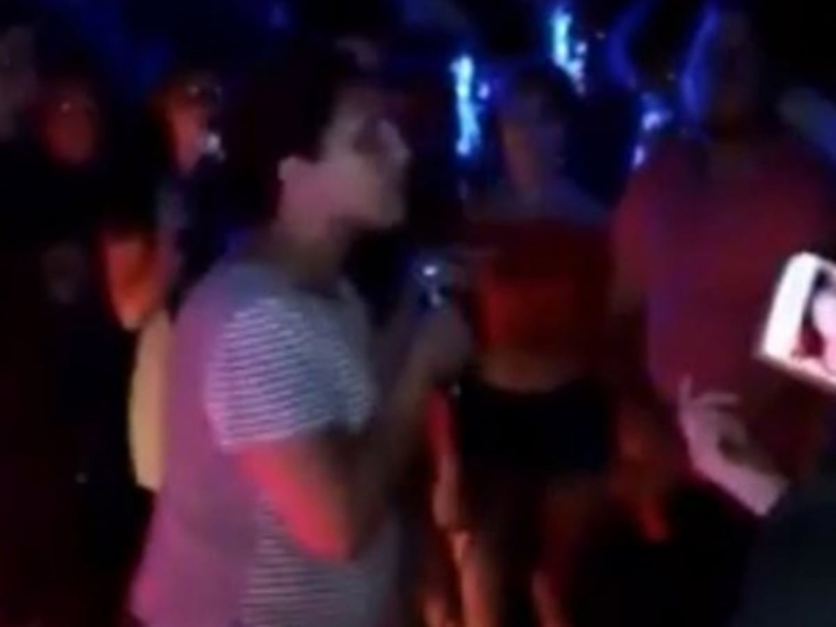 Mamá interrumpe fiesta buscando a su hijo y la retan a beber alcohol