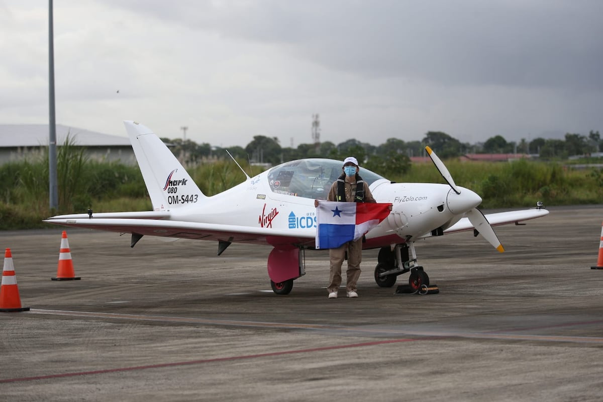 La piloto de 19 años que busca un récord por vuelta al mundo llega a Panamá
