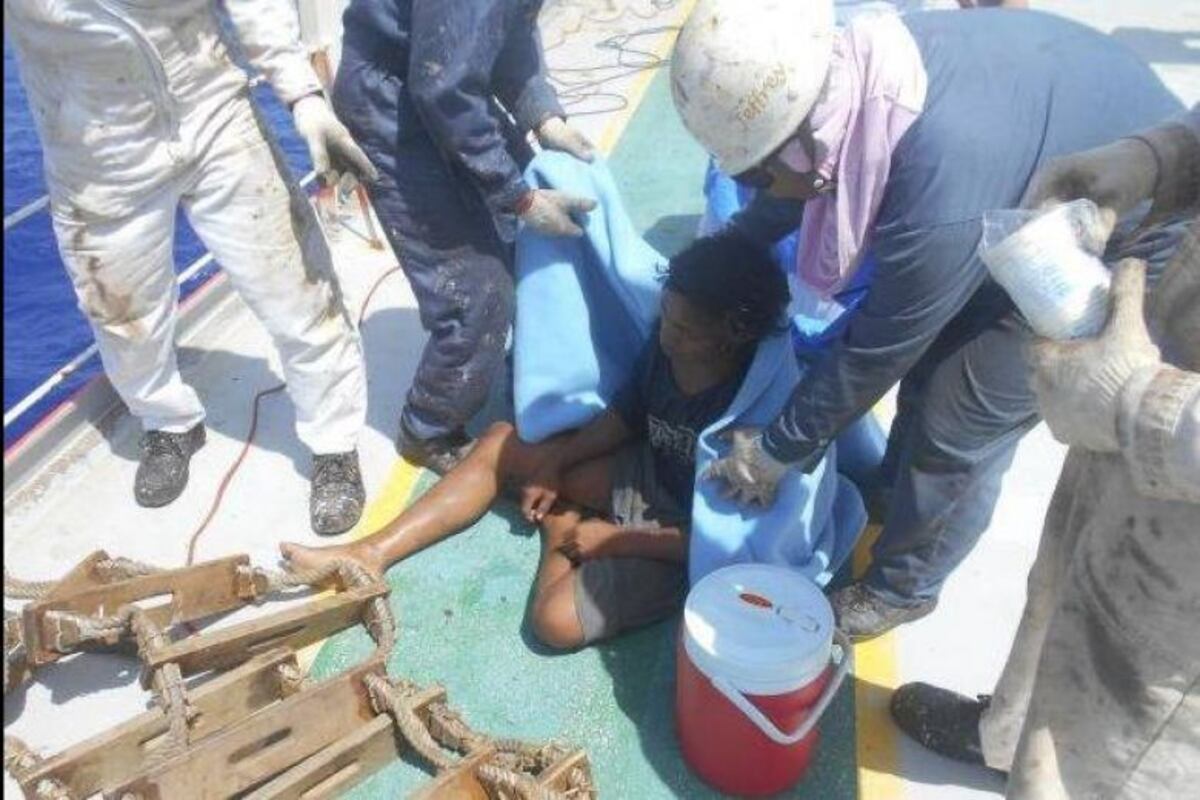 Joven estuvo a la deriva en una cabaña flotante durante 49 días