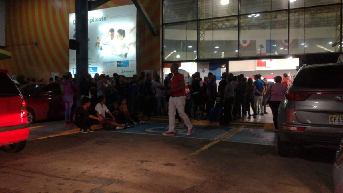 Empezó el Black Friday en Panamá. Cientos hacen fila desde la noche del jueves