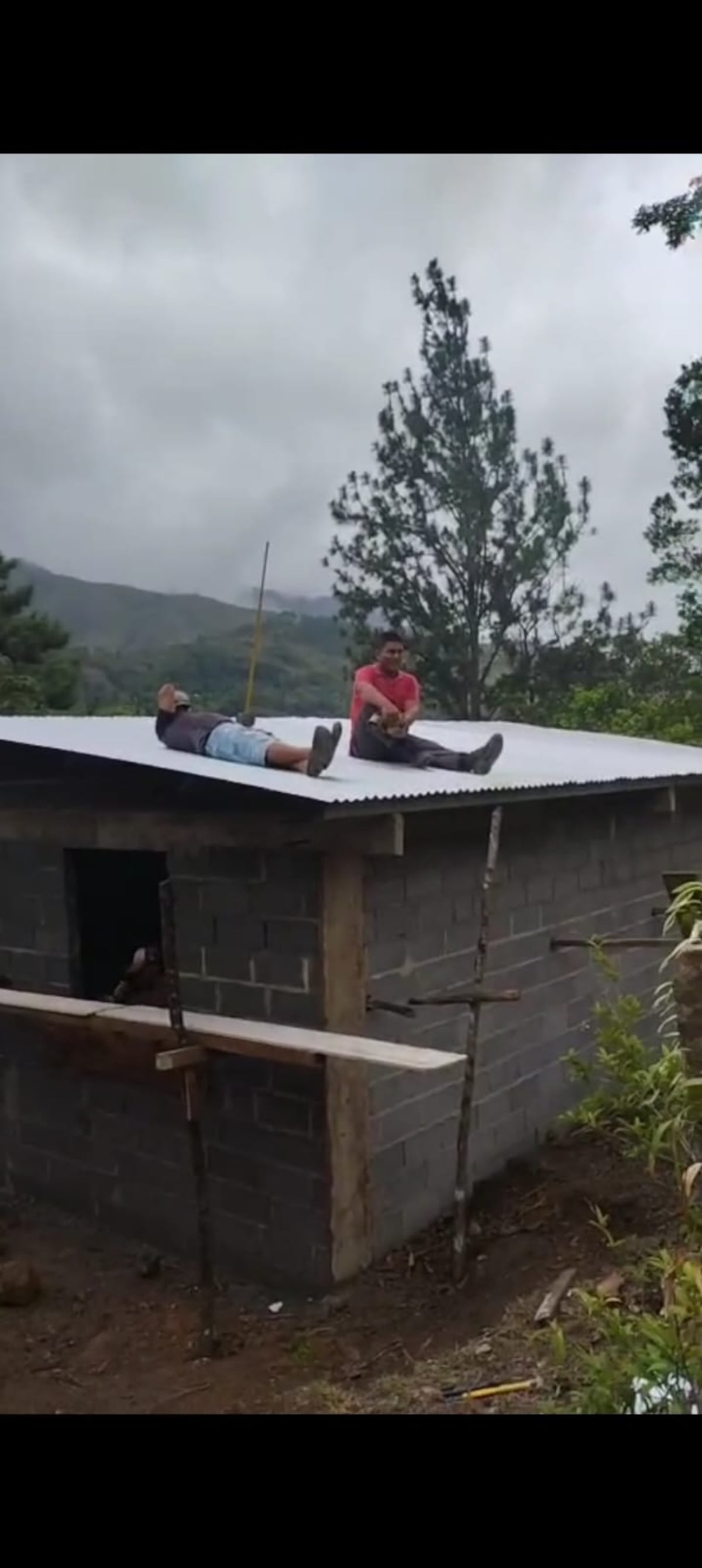 Vecinos se unen para construirle una casa a una pareja de campesinos en Chitra