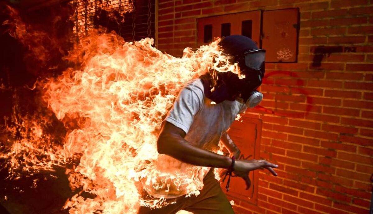 La impactante foto de un venezolano en llamas gana el World Press Photo