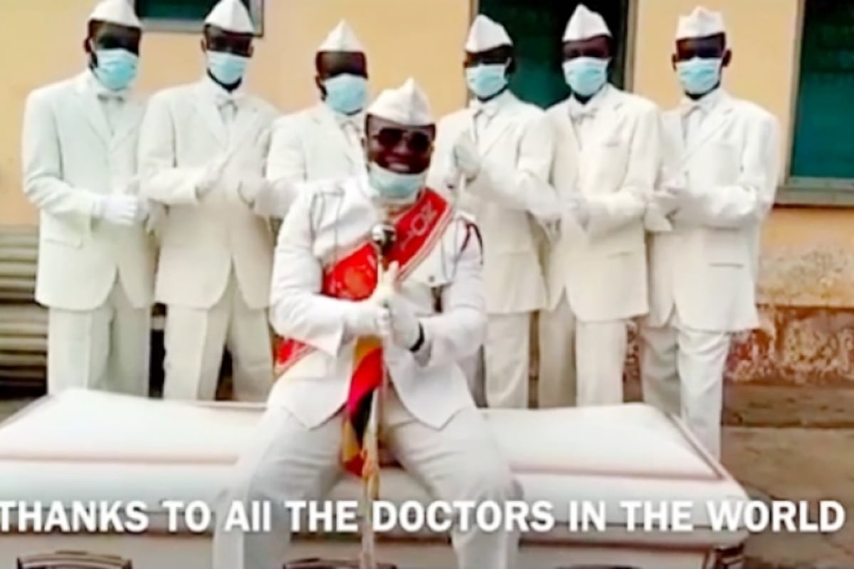 “Quédate en casa o baila con nosotros”, es el mensaje de los famosos porteadores de ataúdes. Video