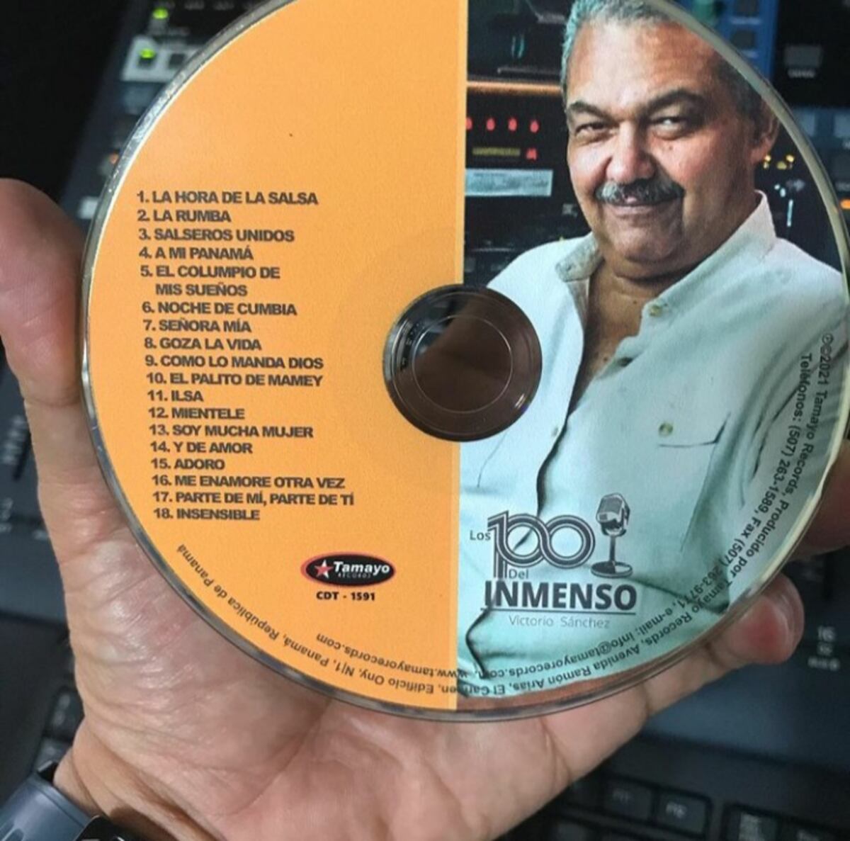 ‘Fuimos amigos’. Locutor revela en su libro la verdad sobre los roces y tiradera entre un salsero panameño y Oscar D’León