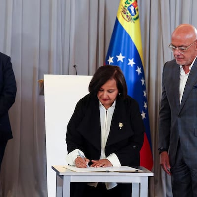 Chavismo y oposición acuerdan renovar el TSJ tras primer ciclo de diálogo