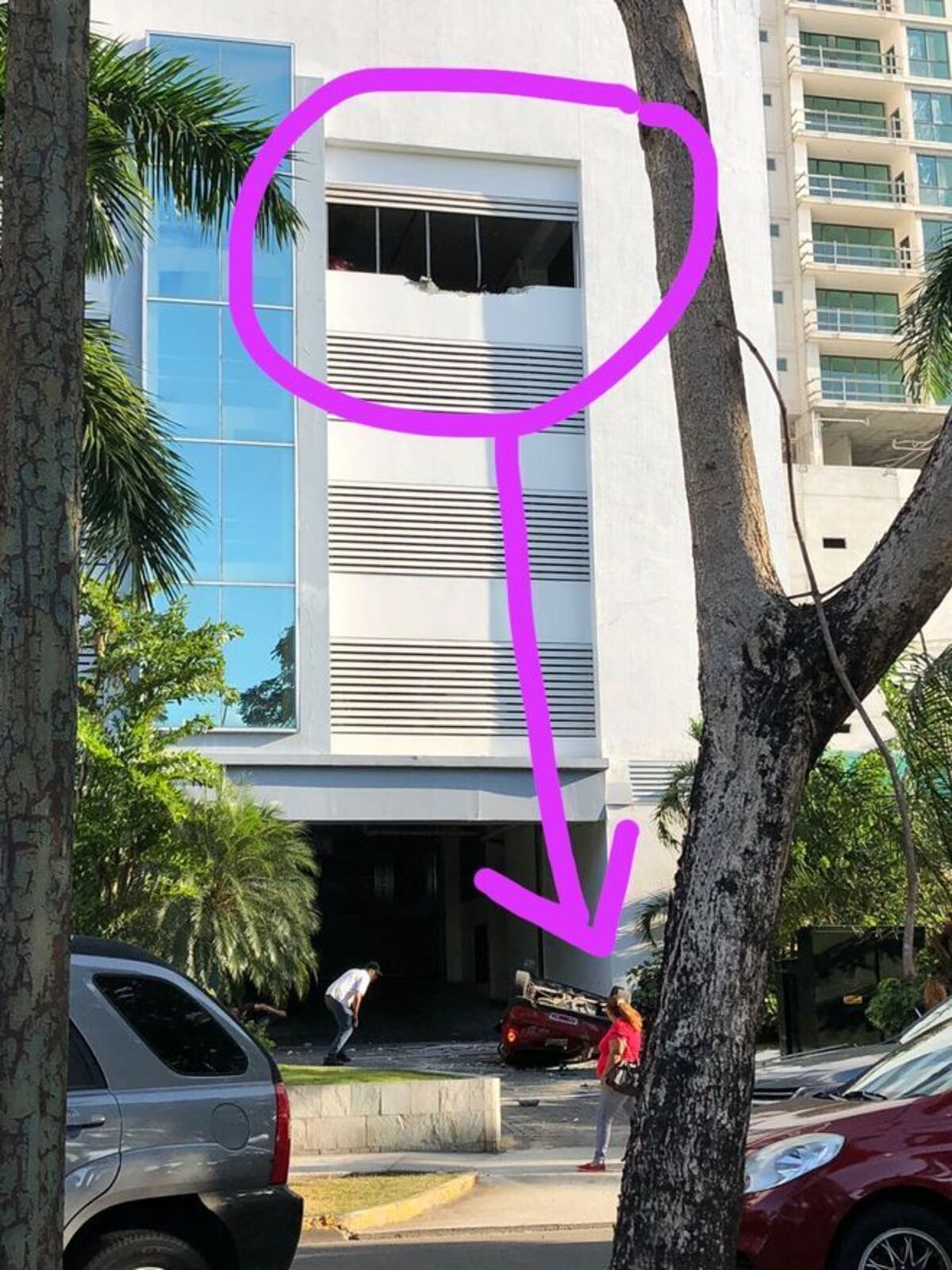 HAY 3 MUERTOS. Auto cae de los estacionamientos de un edificio en Costa del Este