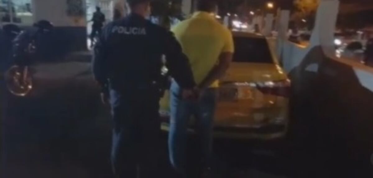 Impresionante. Se metieron a minisúper y se llevaron hasta la caja registradora en un taxi. Policías le dieron persecución a ladrones en Pacora