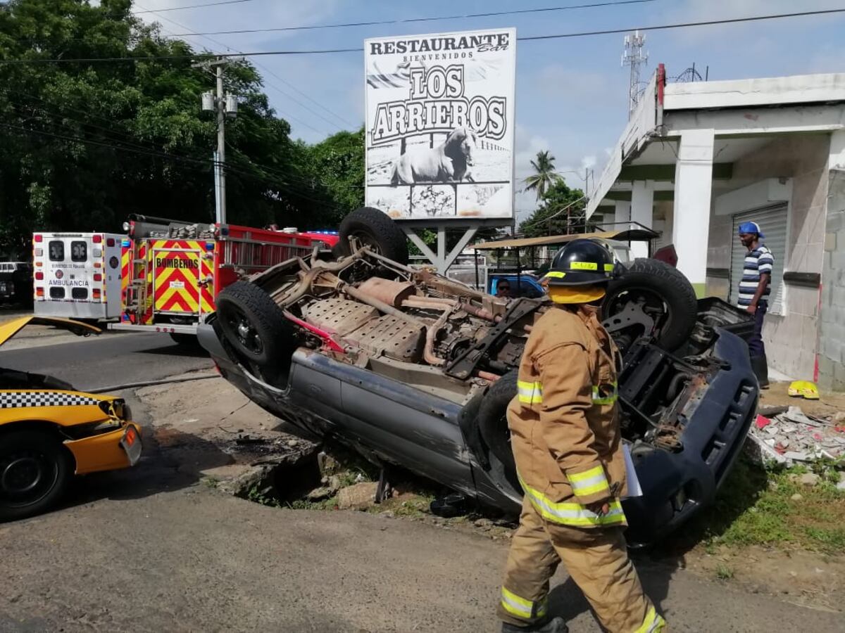 Aparatoso. Taxi choca con camioneta y la deja llantas arriba. Video