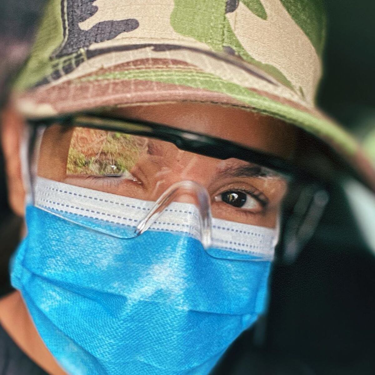 No es por moda. La gobernadora aclara a qué se deben sus ‘looks’ con estampado de militar +Fotos