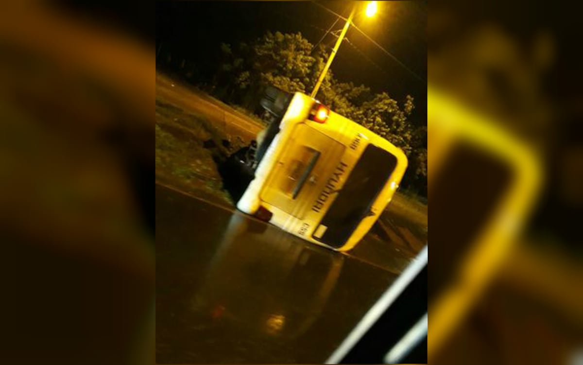 Bus con pasajeros se vuelca en la 24 de Diciembre