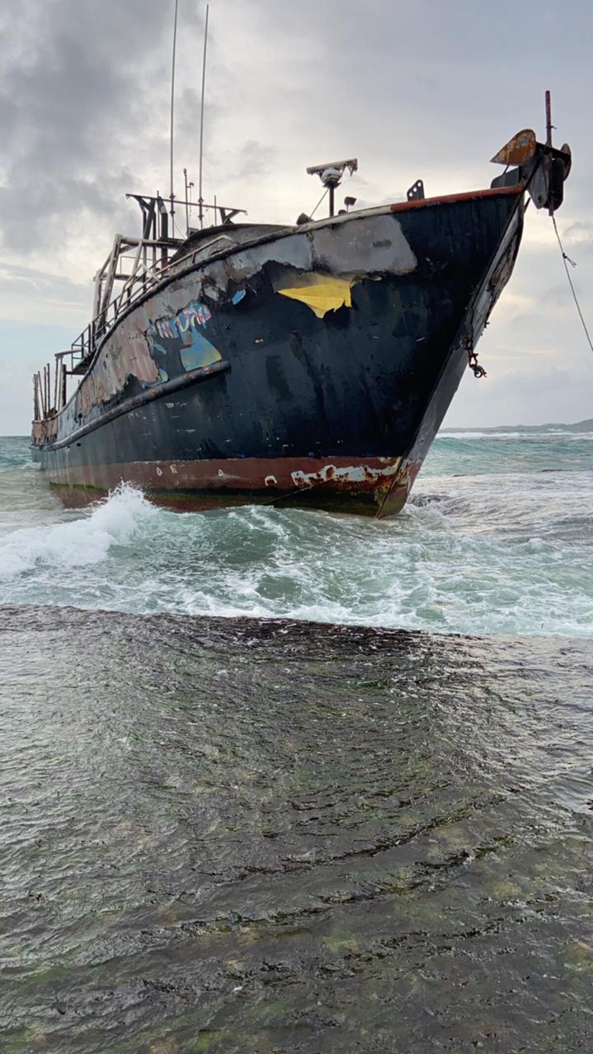 Cargaron con guaro gratis. Colonenses hacen fiesta con embarcación que se incendia. Se llevaron gran cantidad de bebidas alcohólicas