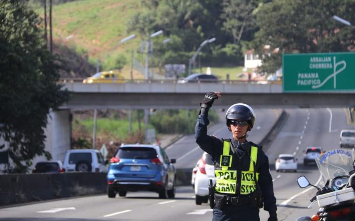 Miles se dirigen al interior. Se mantiene inversión de vías.Mula se vuelca