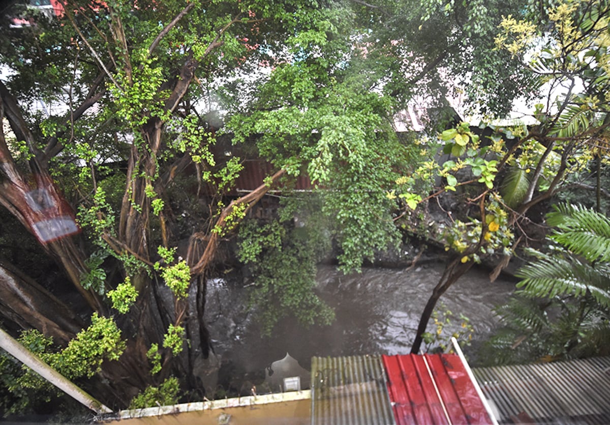 Sin orden. En Pueblo Nuevo construyen sobre el río Matasnillo