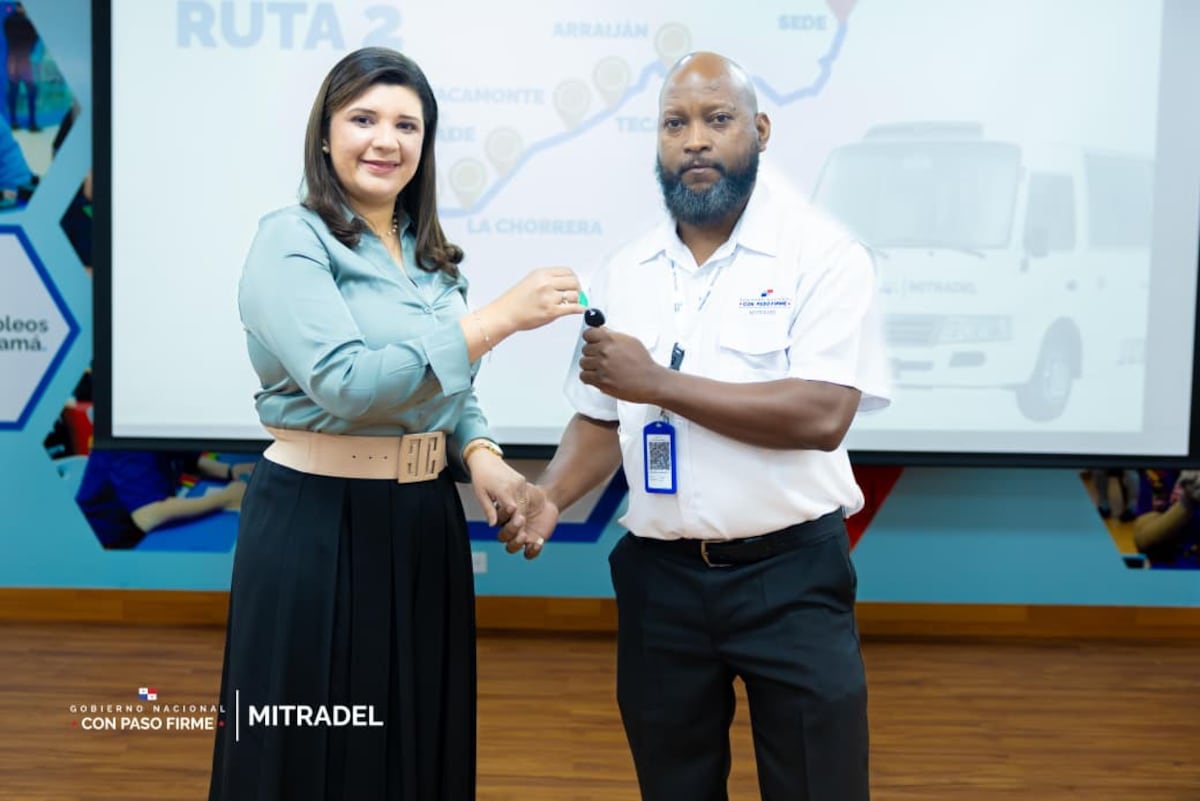 ¡Pa’l trabajo gratis! Mitradel les pone buses a sus funcionarios de Panamá Oeste