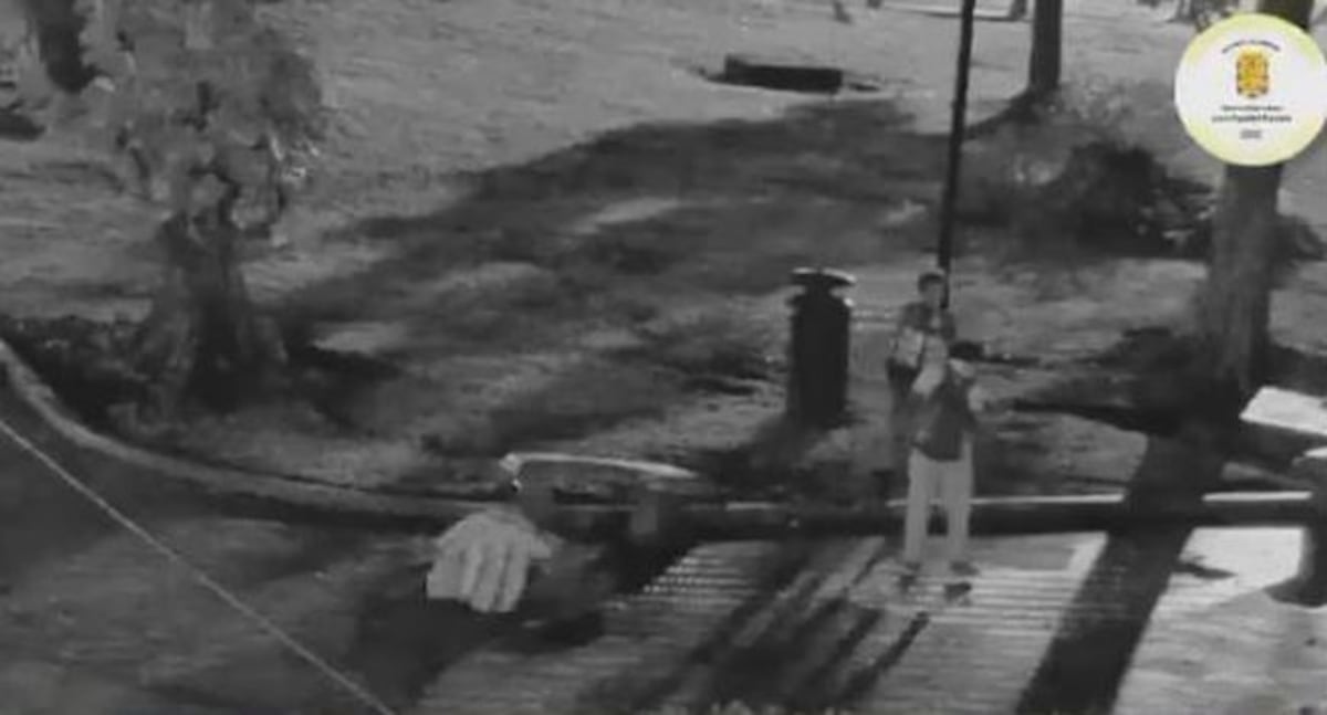 ¡DIOS!VIDEO| Intentan asfixiar a un hombre en el parque de la Asamblea.Lo filman