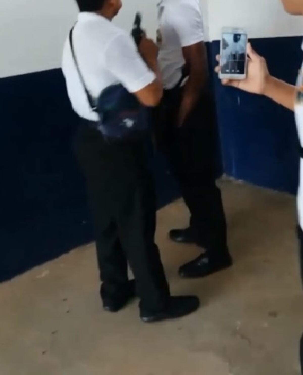 Estudiante que amenazó a otro con un arma de fuego será separado del colegio. Tras video viral 