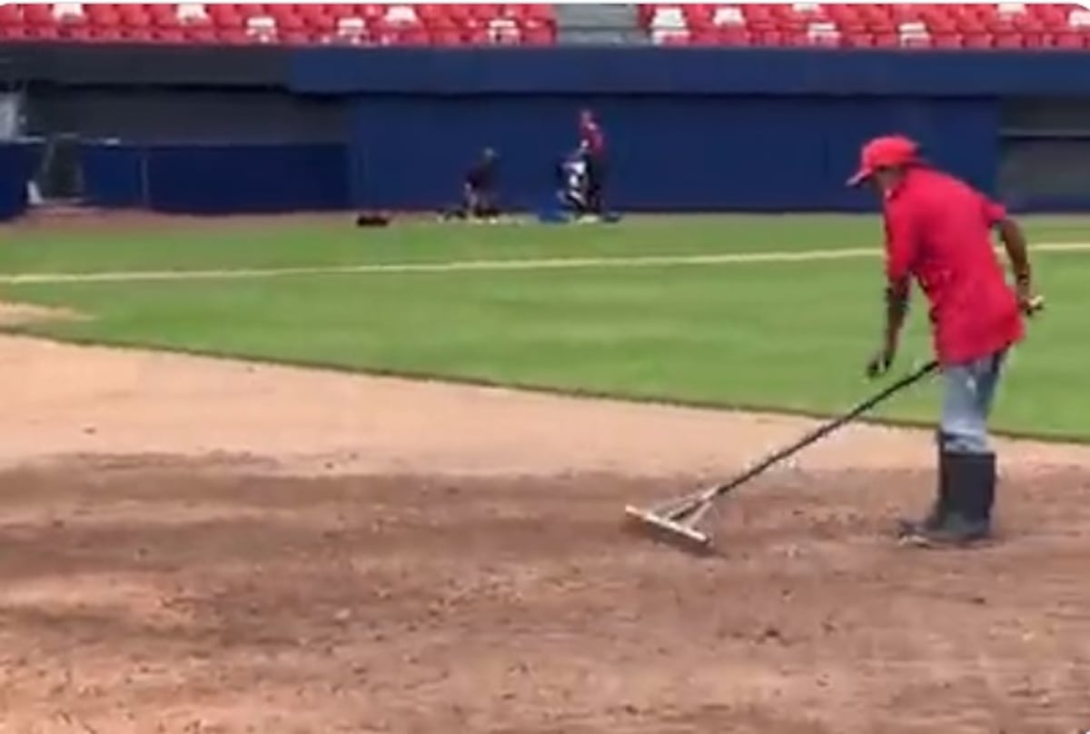 Así quedó el terreno de juego en el Rod Carew tras concierto de Romeo Santos. Video