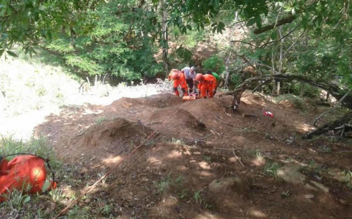 DE VARIOS METROS DE ALTURA. Rescatan a mujer que cae a un precipicio