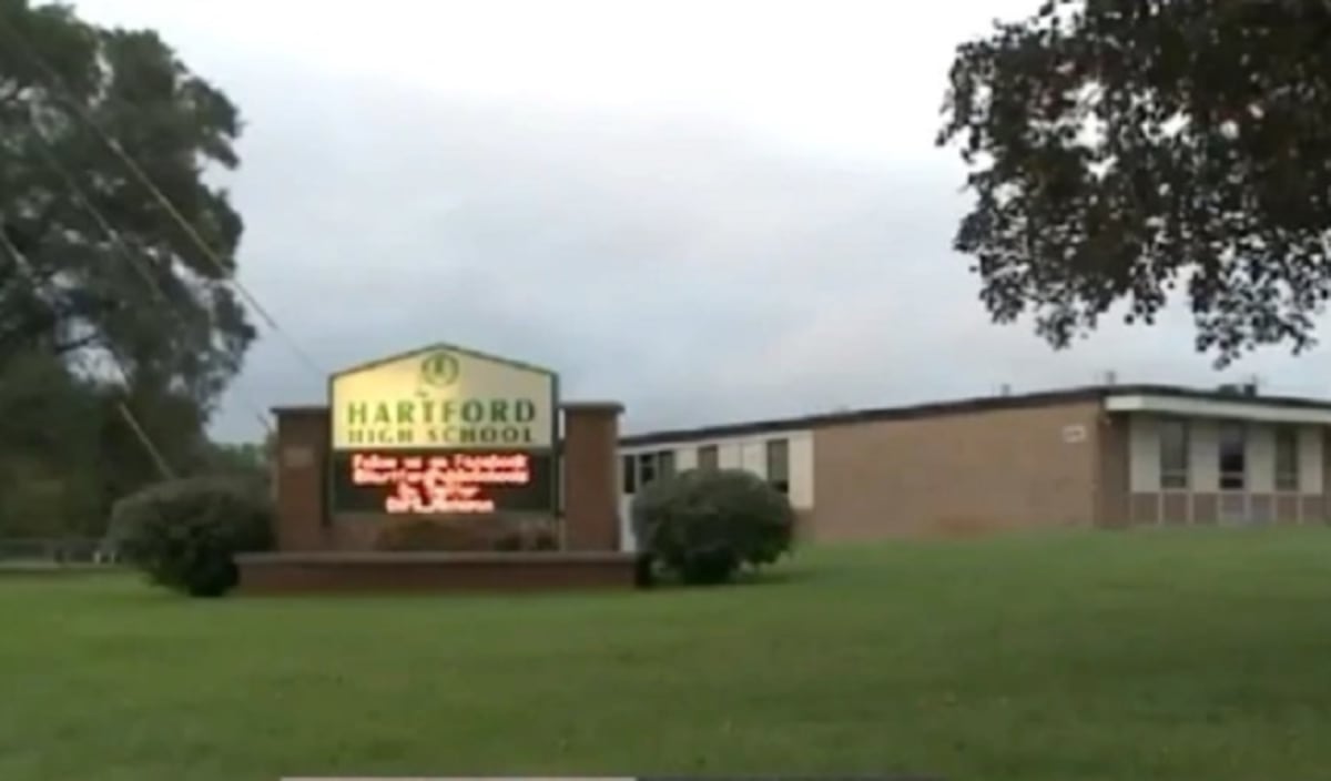 Porrista reparte brownies con marihuana para ganar elecciones como reina