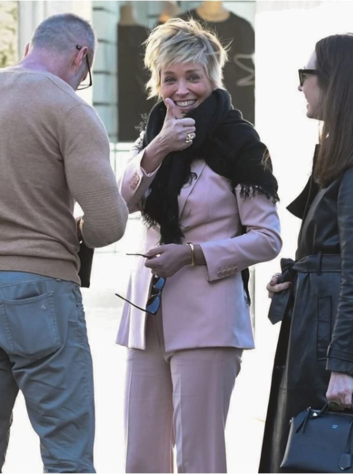 ¡Allá va eso! Captan la fuerte caída que sufrió la veterana actriz Sharon Stone