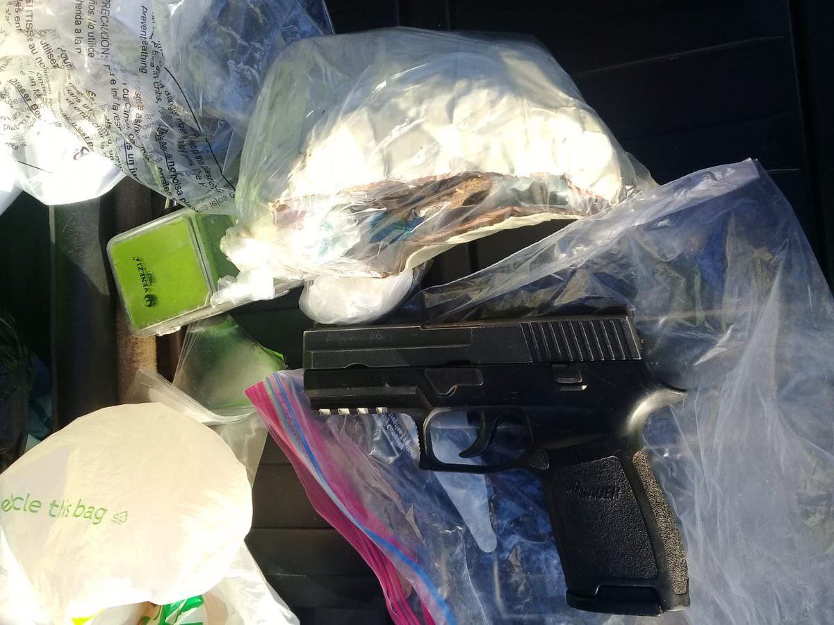 Los capturan.Llevaban presunta droga en una silla de bebé.Policía no come cuento