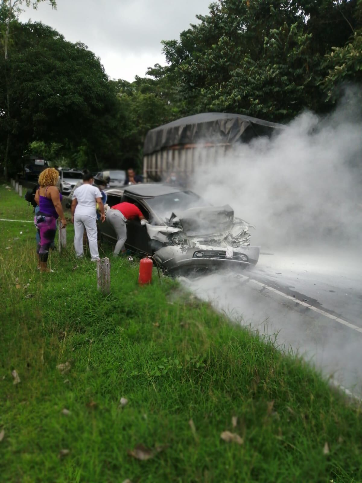 Se escuchó un estruendo. Policía colisiona en un sedán con una mula y muere en Paraíso