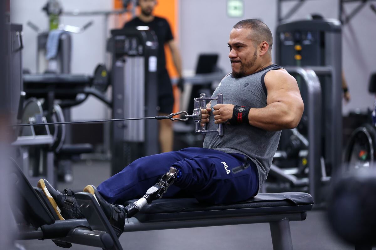 Pese a que le falta una pierna, Rey Dimas levanta sus sueños sobre sus hombros