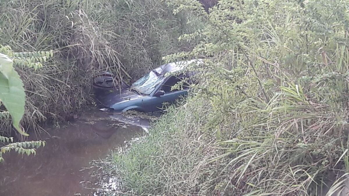 ACCIDENTE.Dos adultos y menor de dos años se lesionan, tras caer a una quebrada 