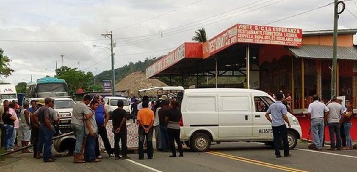 Se emberracan en Tortí, luego de llegar de sepelio del trovador