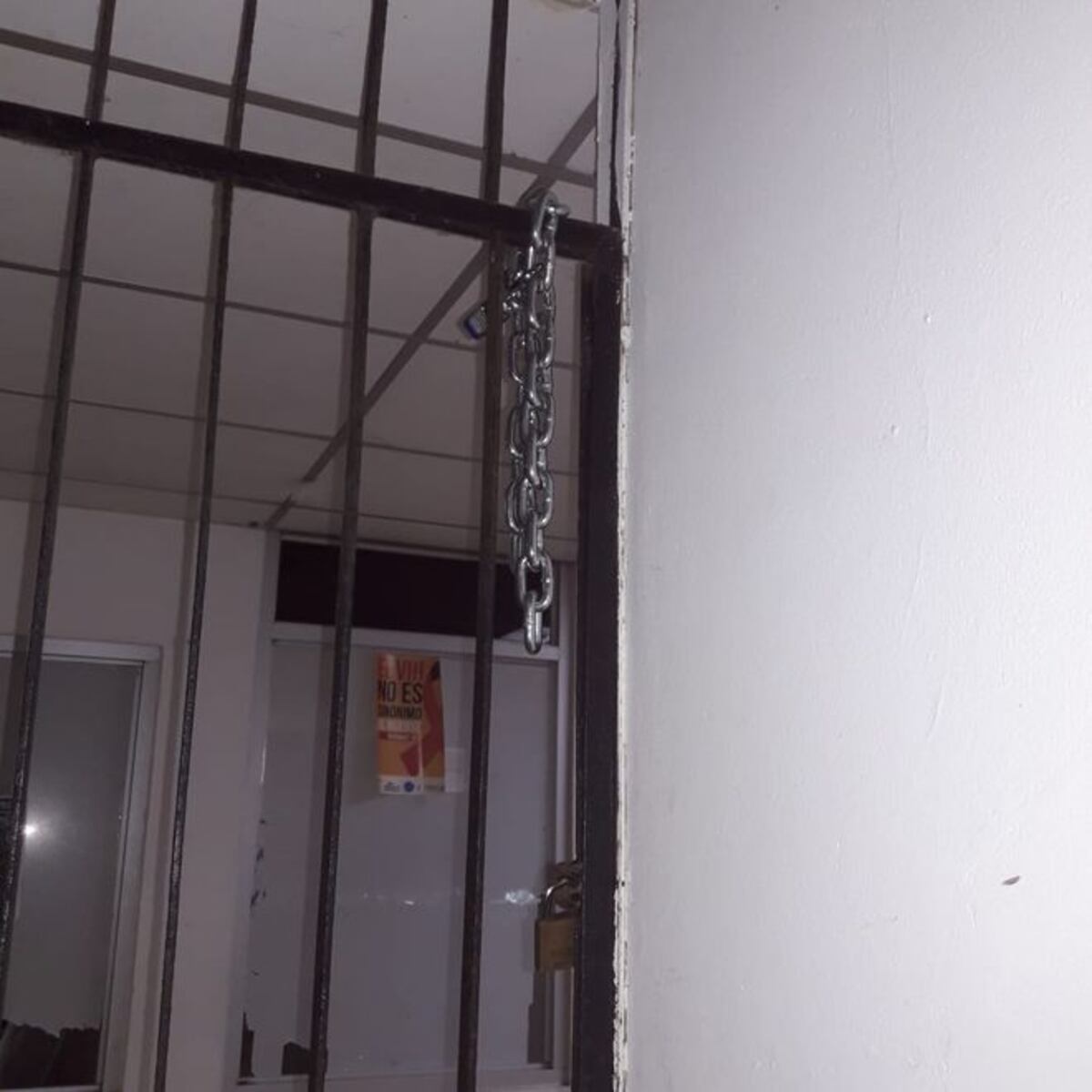 Docentes se embellacan. Encadenan puertas de Meduca como protesta