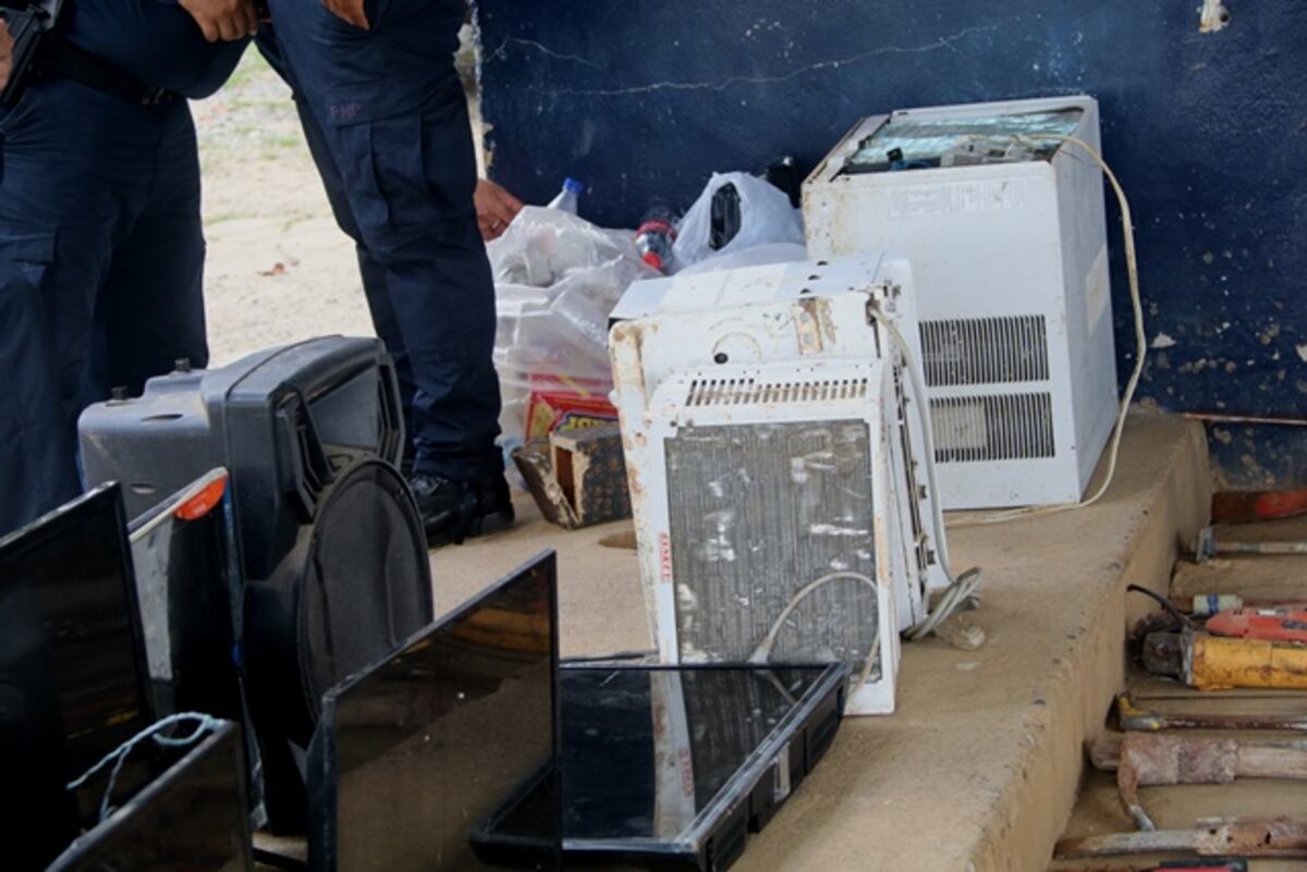 Presos armados. Descubren siete pistolas en manos de delincuentes en La Joyita, TV y hasta aires acondicionados