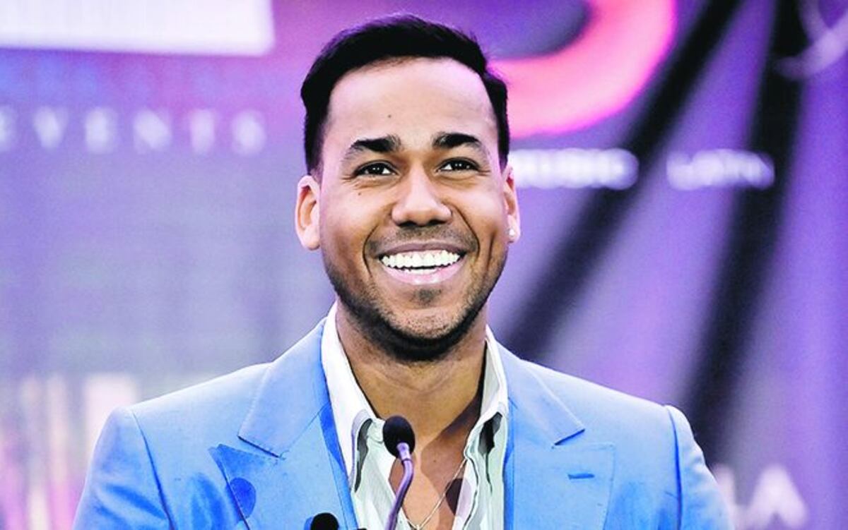 ROMEO SANTOS: ' No soy pájaro'. Fan lo manoseó en pleno show 