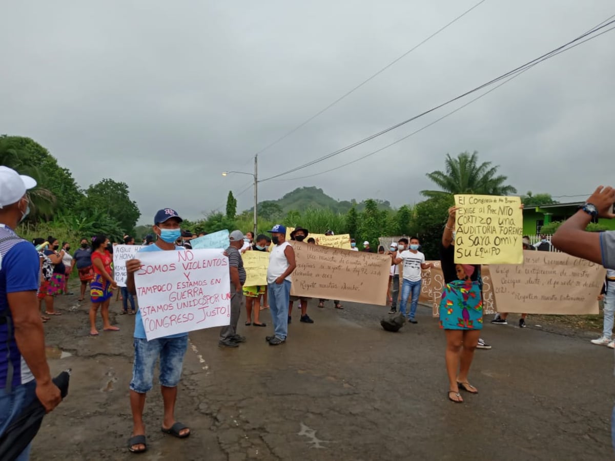 Indígenas cierran la vía Panamericana, a la altura de Piriatí en Alto Bayano, Darién