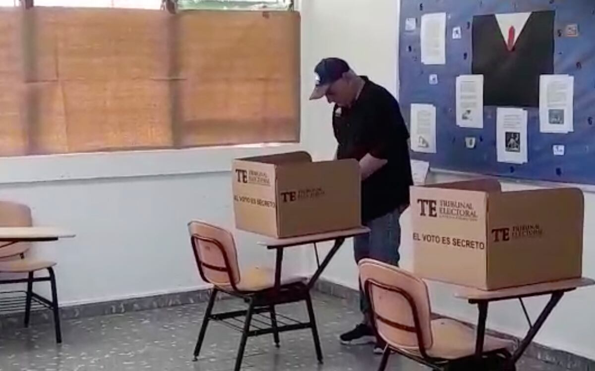 Ricardo Martinelli llega a votar y se autoproclama ‘perseguido político’