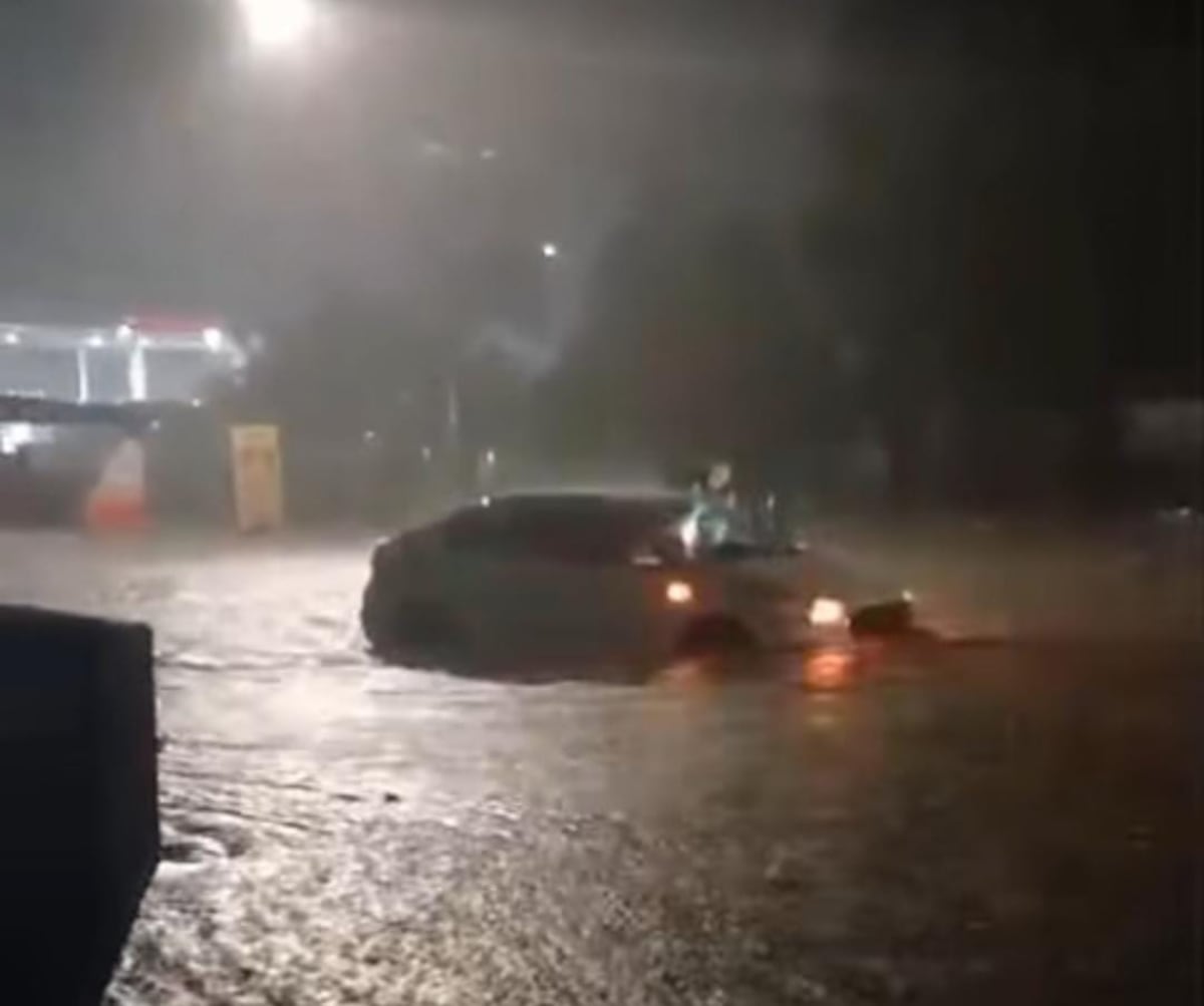 Bajo el diluvio: Policía salva a conductora varada por inundación en Colón