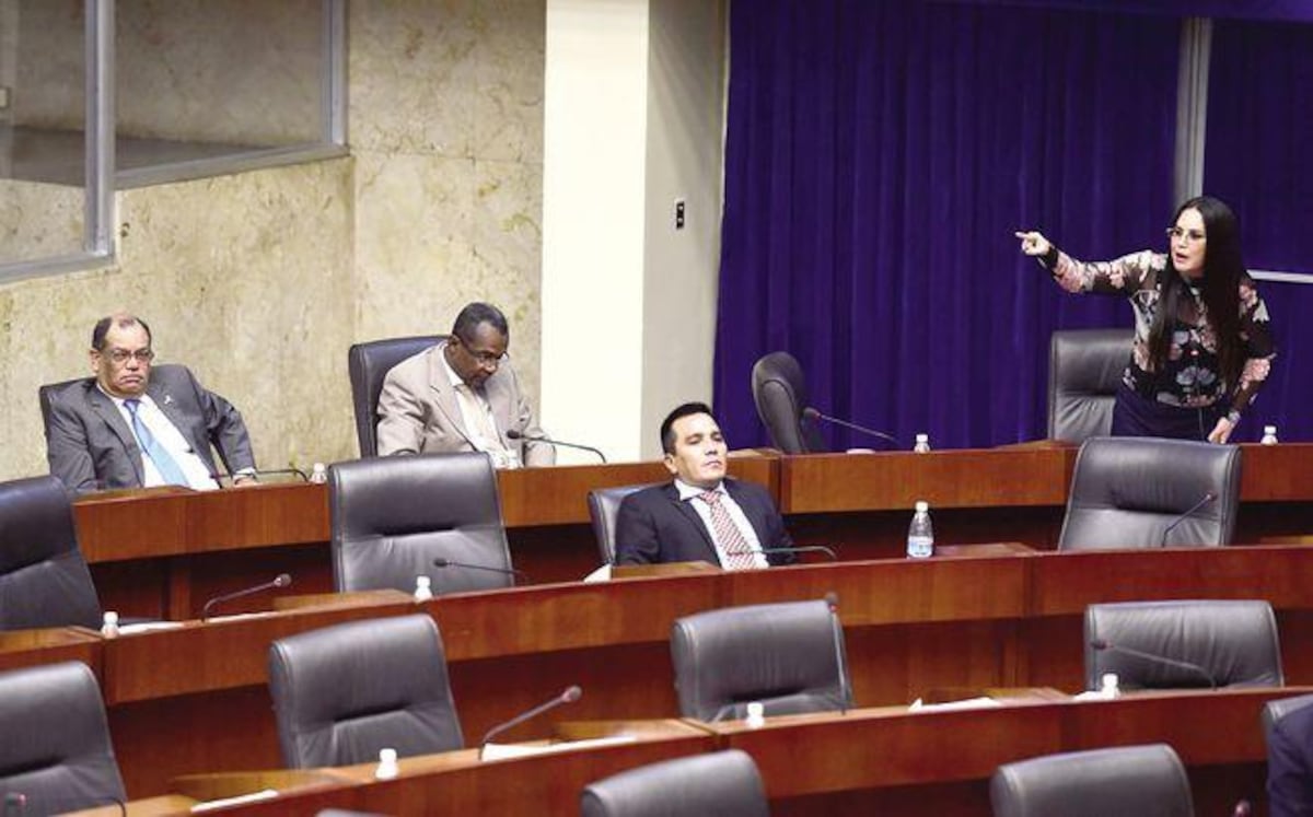 Mientras unos se aman otros se odian. Diputados se sacan los trapos en la AN