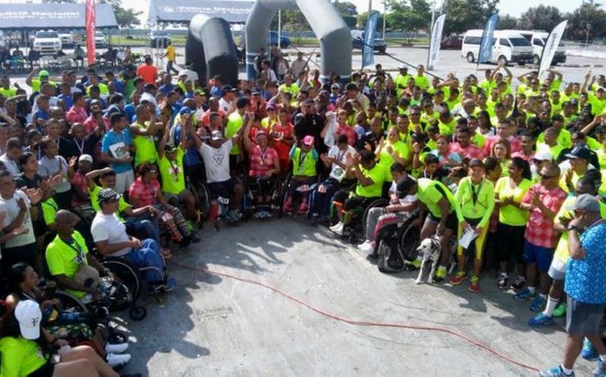 Unos 800 corredores participan en carrera de la Policía