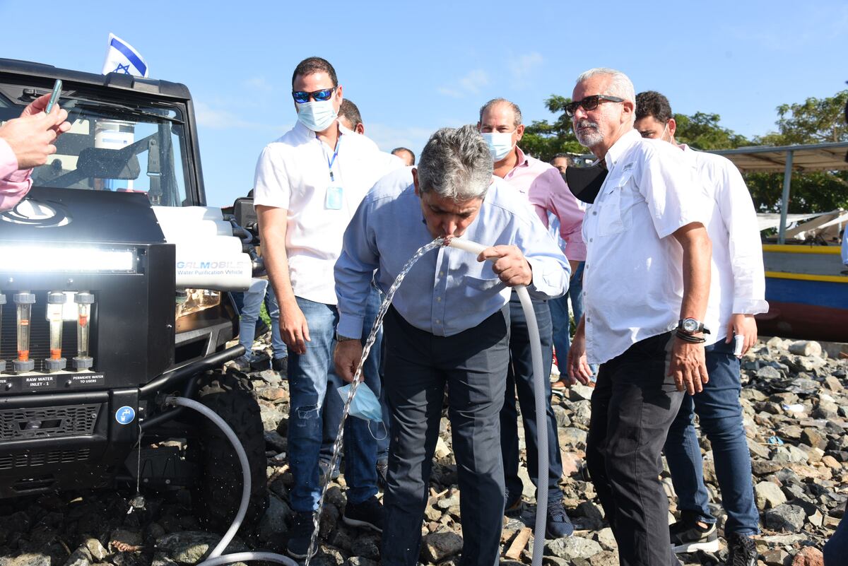 Embajador israelí tomó agua de la Bahía de Panamá. Te contamos cómo y por qué