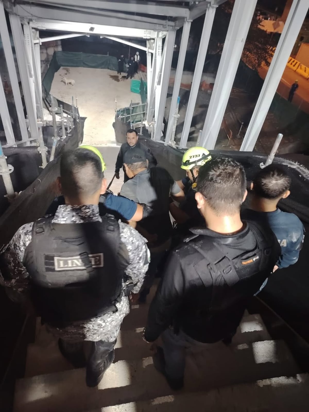 Momentos de terror: hombre amenazó con lanzarse desde lo alto en la Línea 3 y fue rescatado