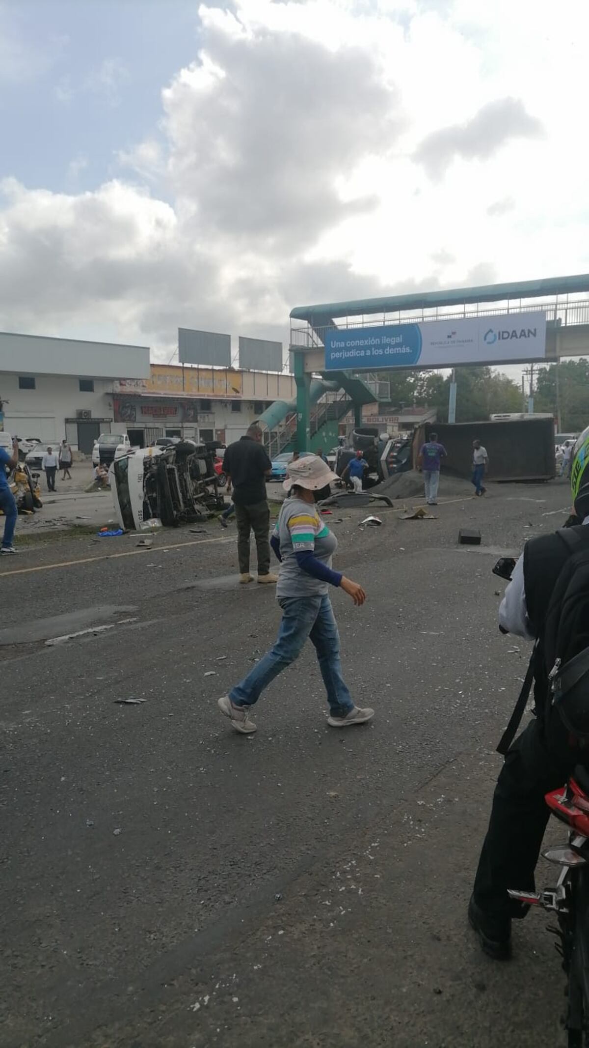 Camión volquete se quedó sin frenos, 11 heridos, más de 8 autos involucrados