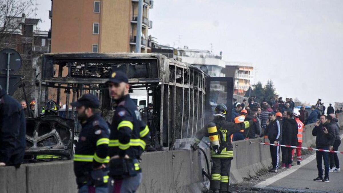 Un conductor prende fuego a un autobús escolar, sin que los niños sufran daños