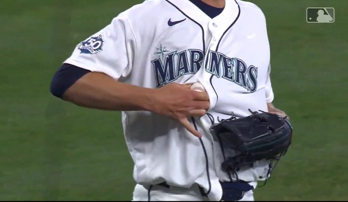 Una jugada insólita en la MLB con pelota atrapada en la camiseta