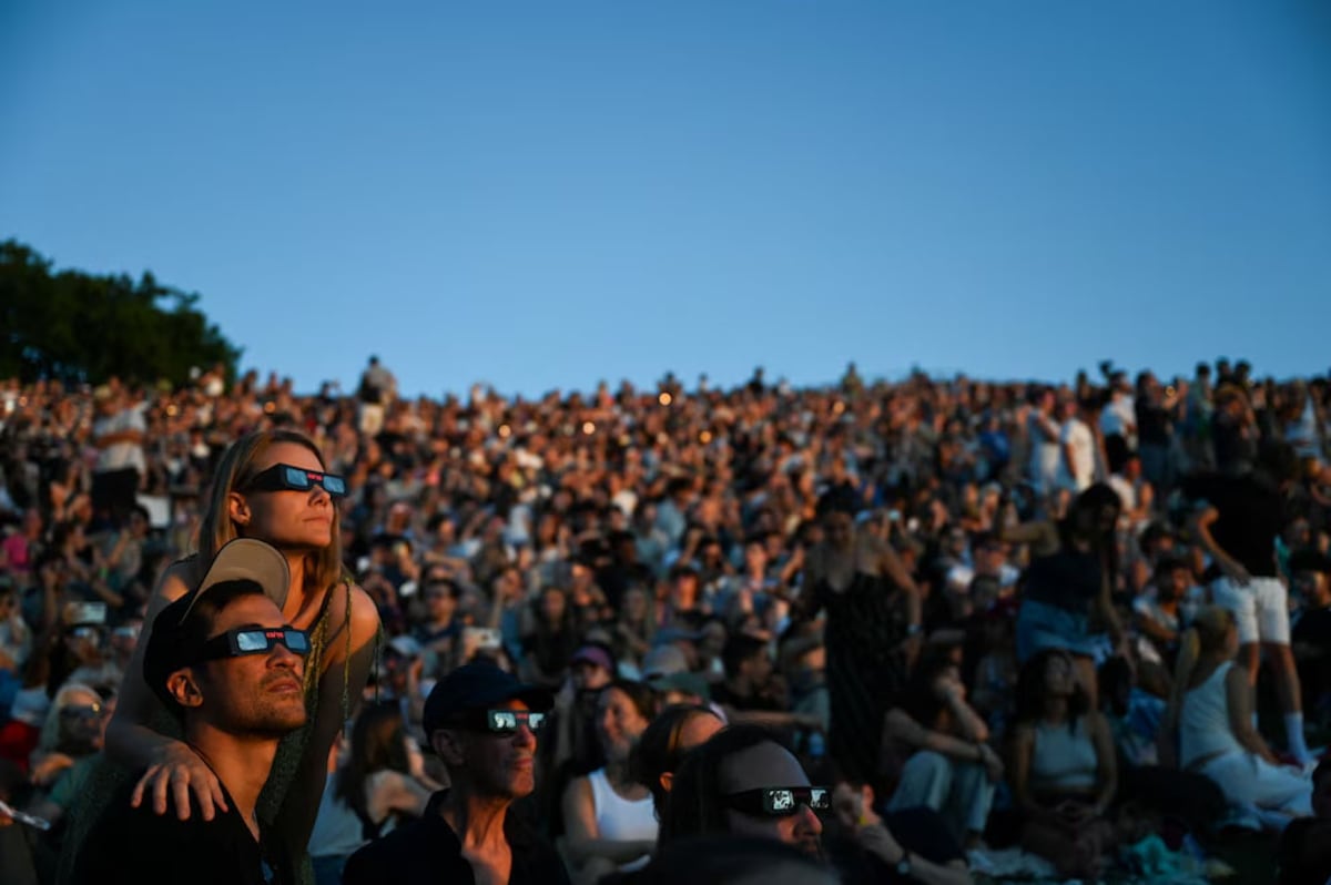España vive su primer eclipse total de Sol en 114 años